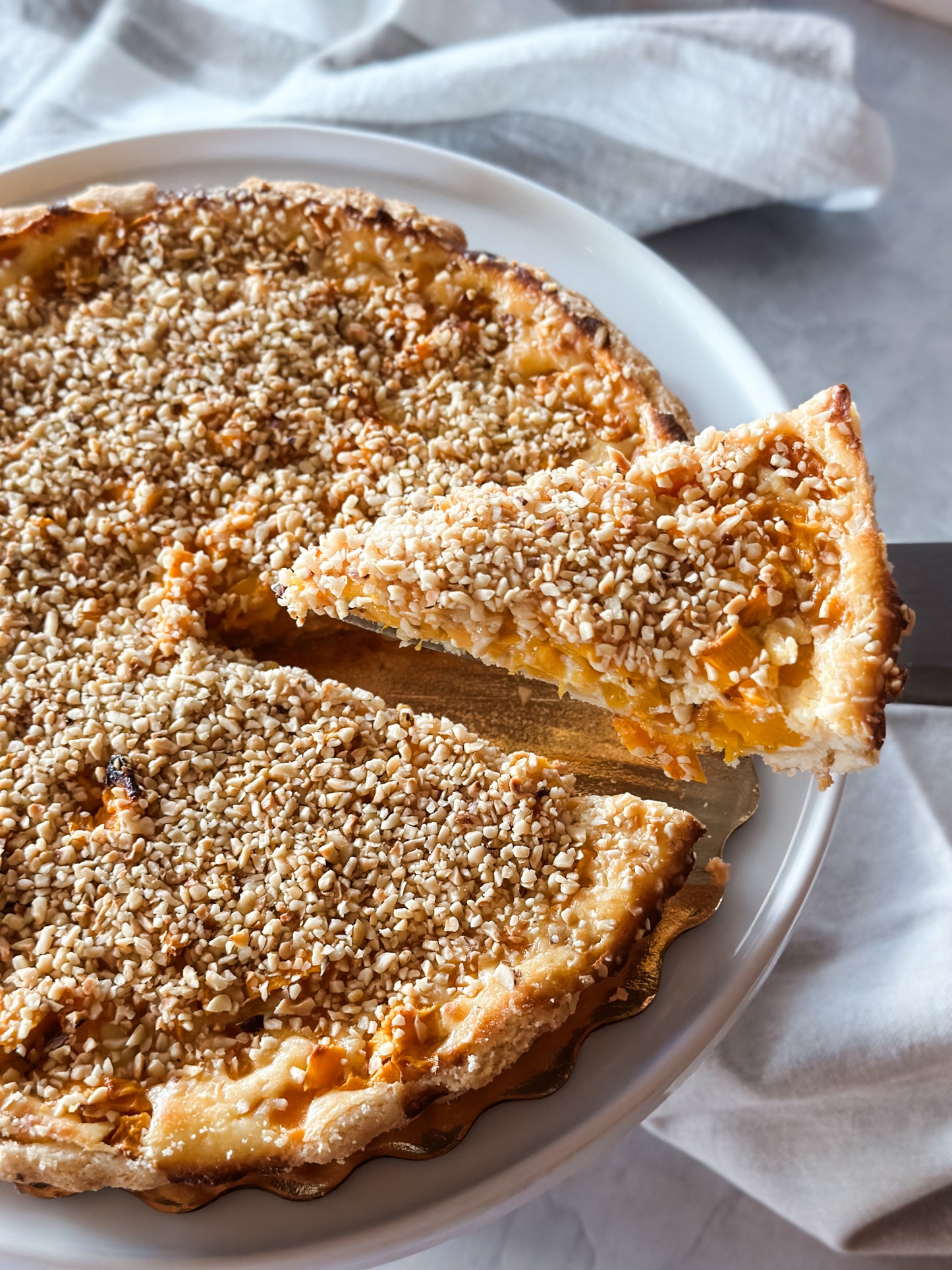 Tarta de mango y avellana