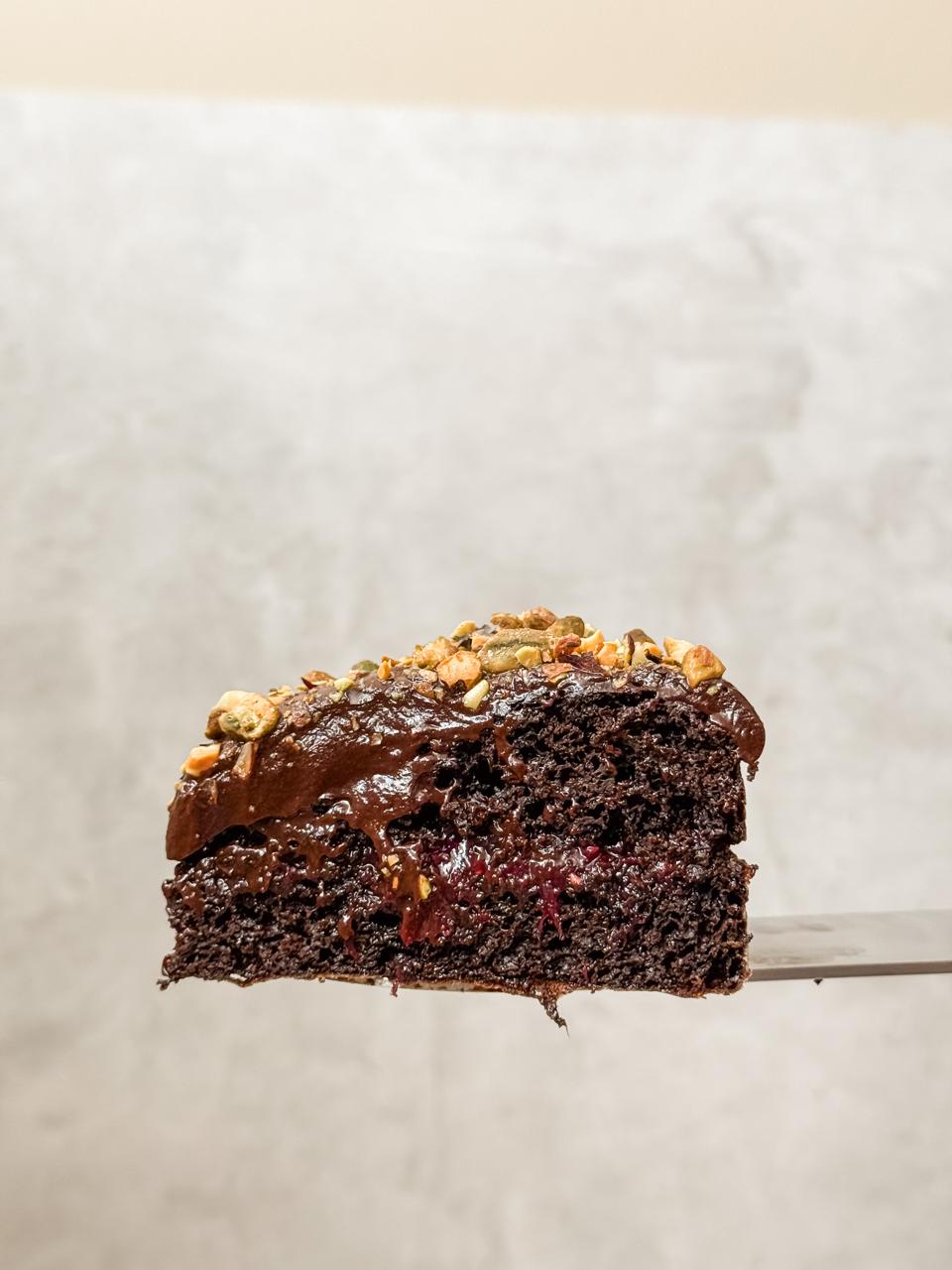 Pastel de Chocolate con Pistache y Frutos Rojos