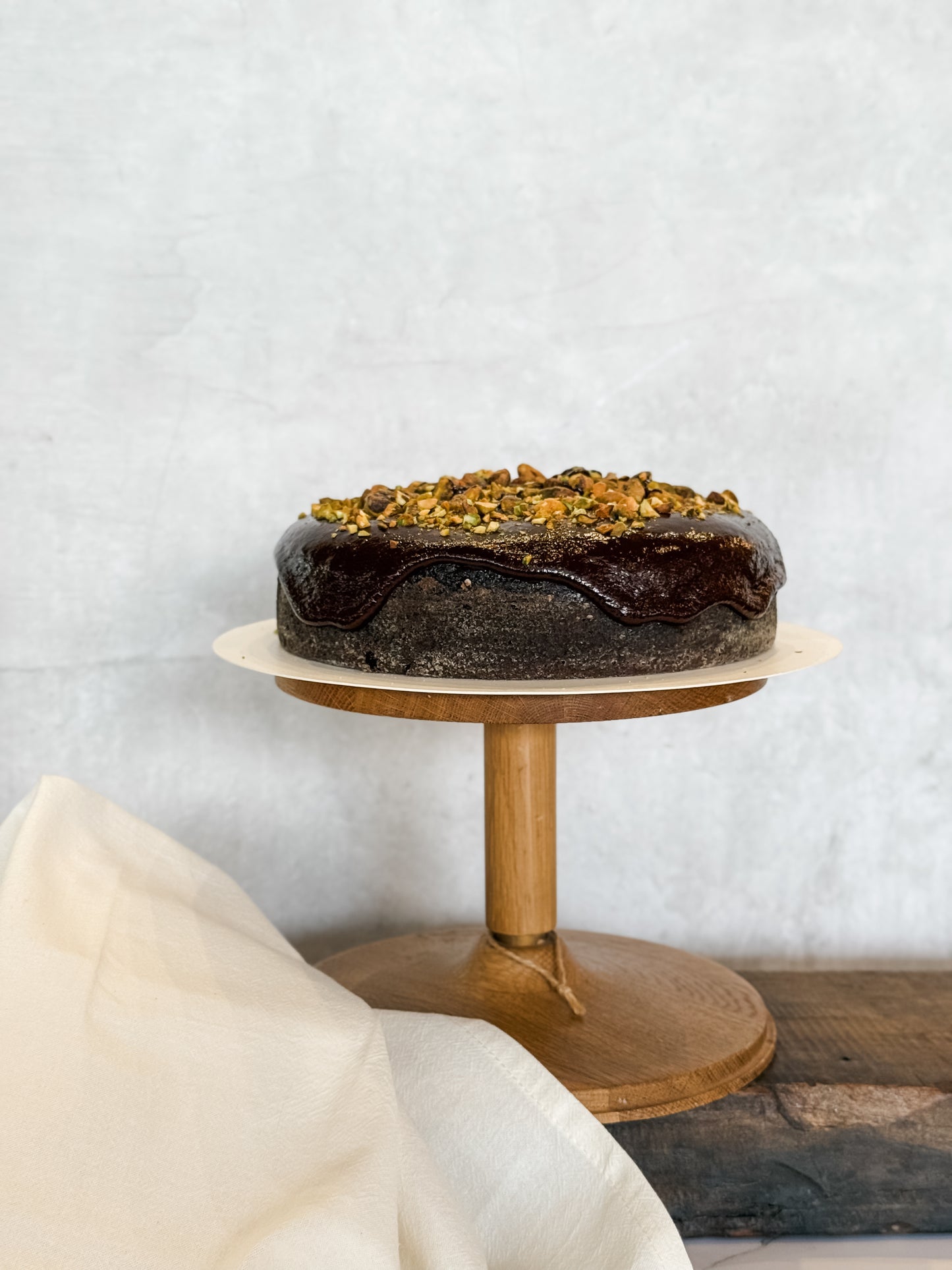 Pastel de Chocolate con Pistache y Frutos Rojos