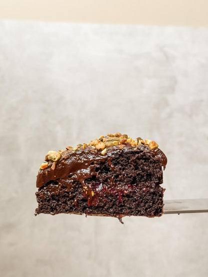 Pastel de Chocolate con Pistache y Frutos Rojos