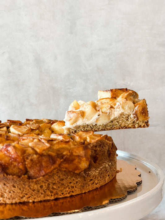 Manzana y especies con cheesecake